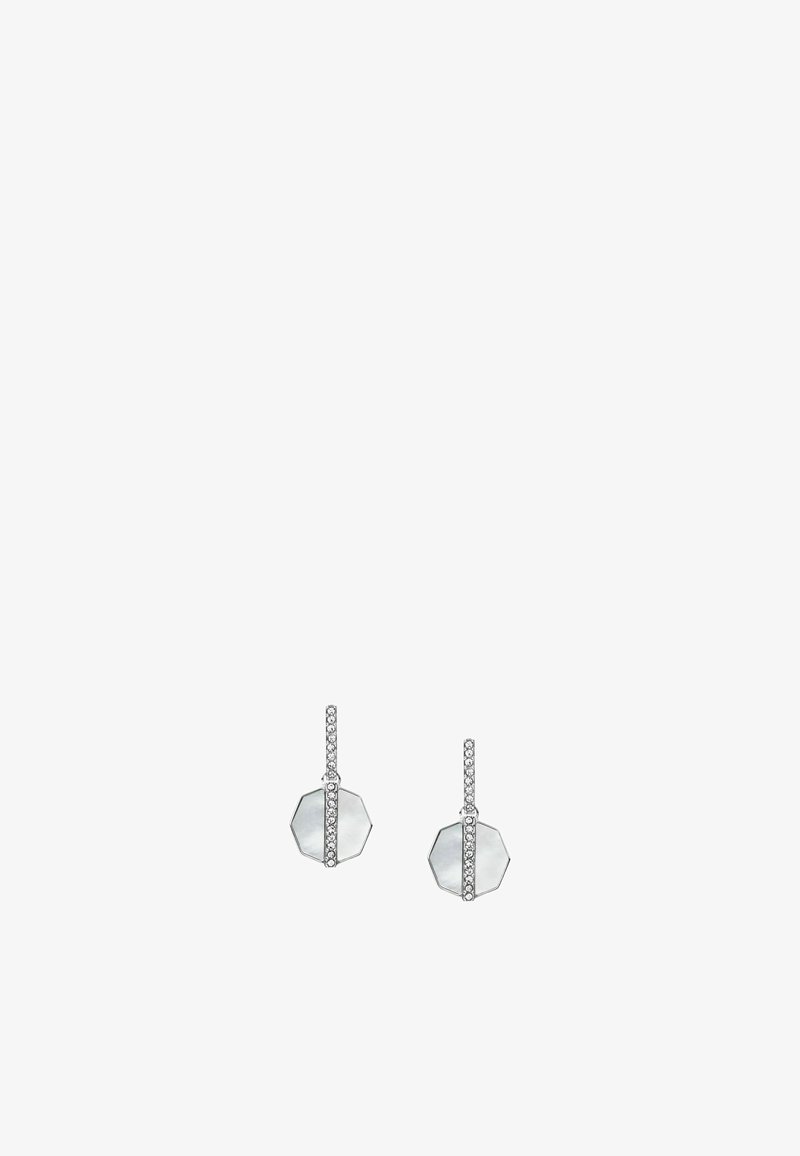 Boucles d'oreilles en argent mettant en avant un pendentif octogonal avec une surface texturée, agrémenté d'une ligne verticale de petites pierres claires.
