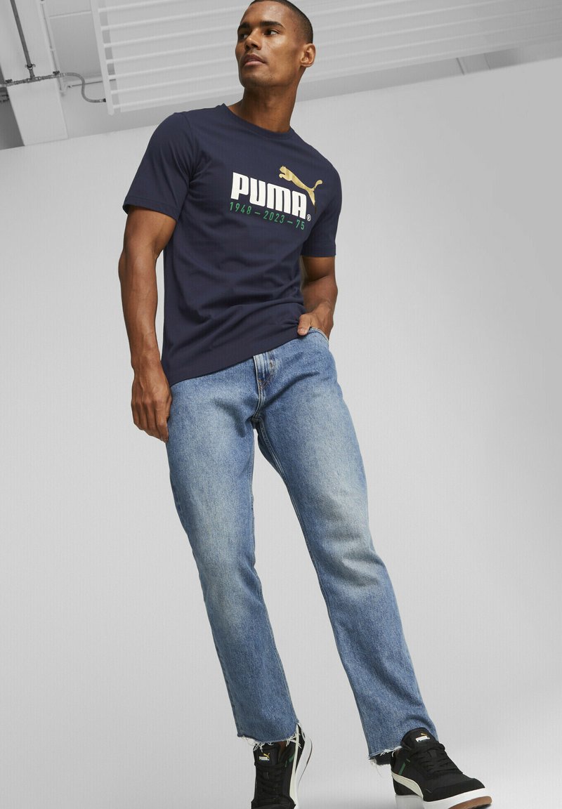 Puma NO 1 LOGO CELEBRATION T Shirt Print Navy blau Zalando de puma-no-1-logo-celebration-t-shirt-print-navy-blau-zalando-de