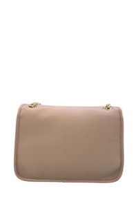 Borsa a mano in pelle beige con finitura testurizzata, forma rettangolare e dettagli in catena color oro nella parte superiore.