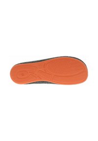 Chaussure en caoutchouc gris avec une semelle extérieure texturée orange. Dispose d'une surface lisse et de motifs en relief pour une meilleure traction. Fabriquée en Espagne.