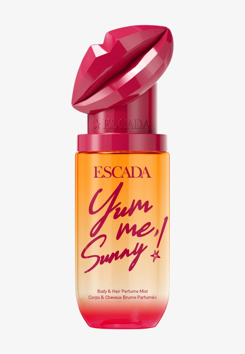 Escada Yum Me Sunny body- en haarparfum mistflesje met oranje verloop en rode lippenvormige dop.