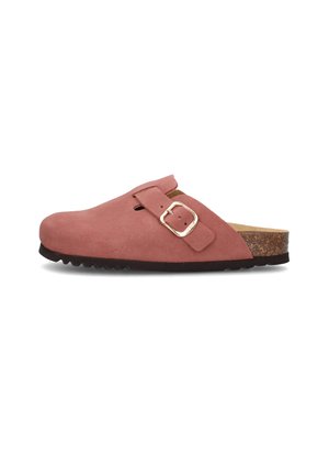 Sandalo slip-on in suede rosa con punta chiusa, cinturino regolabile e fibbia argentata, sottopiede in sughero e suola nera scanalata.