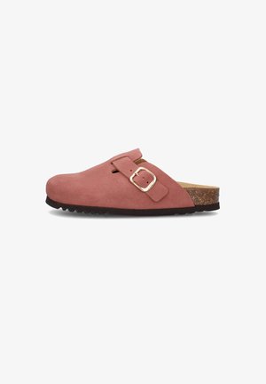 Sandalo slip-on in suede rosa con punta chiusa, cinturino regolabile e fibbia argentata, sottopiede in sughero e suola nera scanalata.