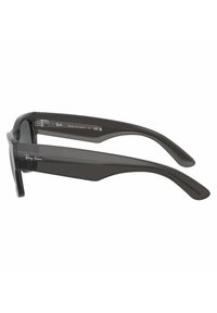 Occhiali da sole con montatura in plastica grigio scuro, dal design elegante, che presentano un logo Ray-Ban sul lato e bracci leggermente curvati per il comfort.