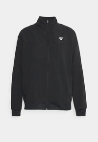 Chaqueta negra con cremallera y cuello alto, fabricada en tejido texturizado, con un pequeño logo blanco en el pecho. Puños y dobladillo acanalados.