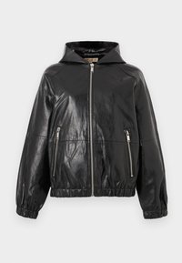 Μαύρο γυαλιστερό δερμάτινο σακάκι με κουκούλα, μπροστινό φε ρμουάρ και δύο κάθετες τσέπες με φερμουάρ, ελαστικά μανίκια και ζώνη μέσης.