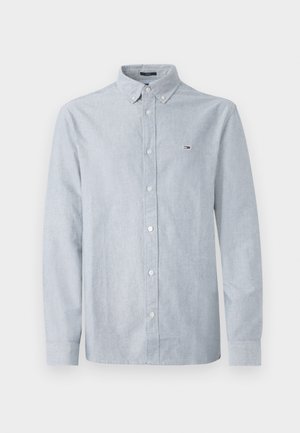 Hellblaues Langarmhemd mit Knopfleiste, Button-Down-Kragen und kleinem rechteckigem Logo auf der linken Brust.