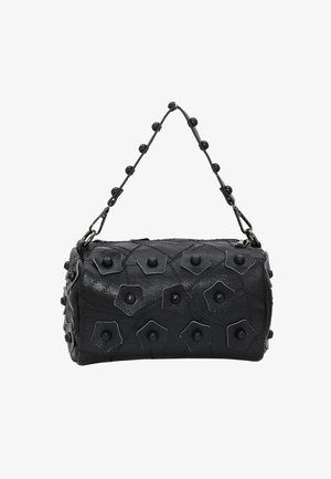Fekete kézitáska texturált bőrből, lekerekített formával. Emelt hatszögletű díszekkel rendelkezik, és kerek ékítményekkel ellátott pántja van.