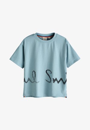 Gaiši zils kokvilnas T-krekls ar īsām piedurknēm. Uzraksts "Paul Smith" melnā punktiņveidīgā burtiņu rakstā. Sānu šuvēs redzami krāsaini akcenti.