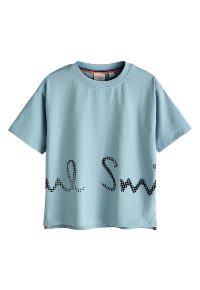 Gaiši zils kokvilnas T-krekls ar īsām piedurknēm. Uzraksts "Paul Smith" melnā punktiņveidīgā burtiņu rakstā. Sānu šuvēs redzami krāsaini akcenti.