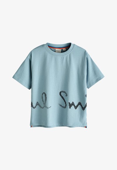 Gaiši zils kokvilnas T-krekls ar īsām piedurknēm. Uzraksts "Paul Smith" melnā punktiņveidīgā burtiņu rakstā. Sānu šuvēs redzami krāsaini akcenti.