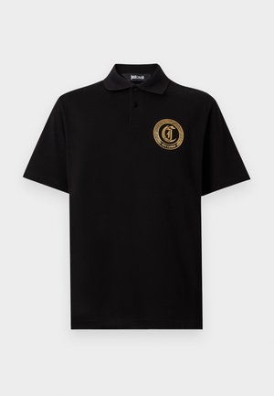 Μαύρο πόλο με κοντά μανίκια, γιακά και πατιλέτα με δύο κουμπιά, με χρυστό κυκλικό λογότυπο Just Cavalli στο στήθος.