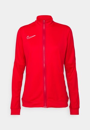 Rote Nike-Jacke mit hohem Kragen, durchgehendem Reißverschluss und weißem Swoosh-Logo auf der linken Brust. Glatte, leichte Stoffstruktur.