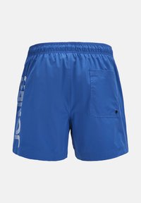 Shorts de bain bleus en tissu lisse. Comportent une taille élastique, un design de logo sur le côté gauche, et une poche arrière avec fermeture bouton.
