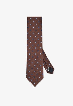 Brązowy krawat z małymi, jasno niebieskimi i ciemnoniebieskimi kwiatowymi wzorami równomiernie rozmieszczonymi na tkaninie.