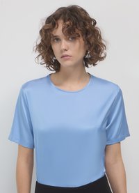 Calliope Camicetta - celeste