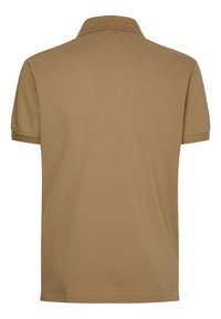 Polo marron à manches courtes avec un col et des poignets côtelés, vu de dos sur un fond blanc uni.