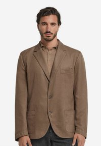 Brauner Blazer aus strukturiertem Stoff mit zwei Vorderentaschen, Ein-Knopf-Verschluss und einem Reverskragen-Design.