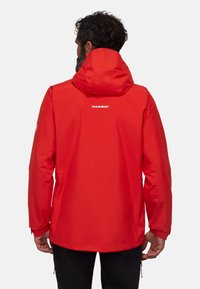 Giacca rossa impermeabile con cappuccio regolabile, polsini elasticizzati e logo sul retro. Texture liscia con design sagomato per l'uso all'aperto.
