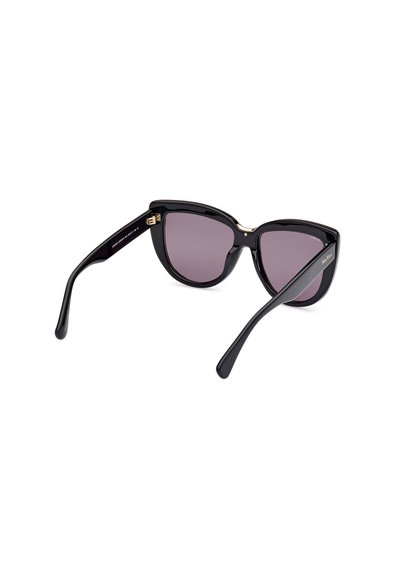 Gafas de sol negras con forma de ojo de gato, lentes oscuros, montura de plástico brillante y detalles en dorado en el puente y las patillas. Patillas curvadas para mayor comodidad.