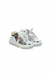Sneaker metallic argentati con lacci bianchi, decorazioni tra cui rose e perline, suola in gomma, punta arrotondata e dettagli rifiniti.