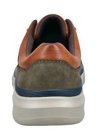 Obermaterial aus braunem Leder und grünem strukturiertem Material, graue Fütterung und eine weiße Gummisohle mit gerippten Akzenten. Rückansicht des Sneaker-Designs.