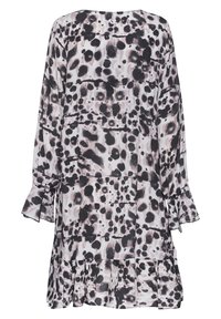 Långärmad klänning med svart och grå prickig djurprint, volangkant och utsvängda ärmar.