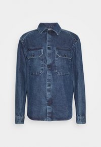 Camisa de mezclilla en azul oscuro, con cierre de botones en la parte delantera, dos bolsillos en el pecho y mangas largas con puños abotonados. Corte clásico y textura suave.