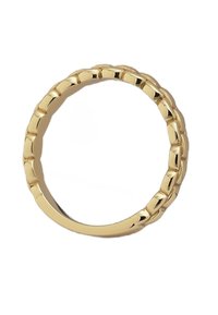 Gouden ring met in elkaar grijpende schakels, een gladde textuur en een afgerond ontwerp. De glanzende afwerking benadrukt de structurele details.