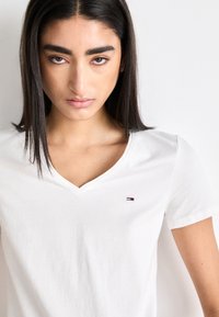 Tommy Jeans SKINNY V NECK - Basic T-shirt - white