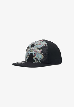 Schwarze Baseballkappe mit einem bunten, gestickten Drachendesign auf dem Vorderteil und weißem Text auf dem flachen Schirm.