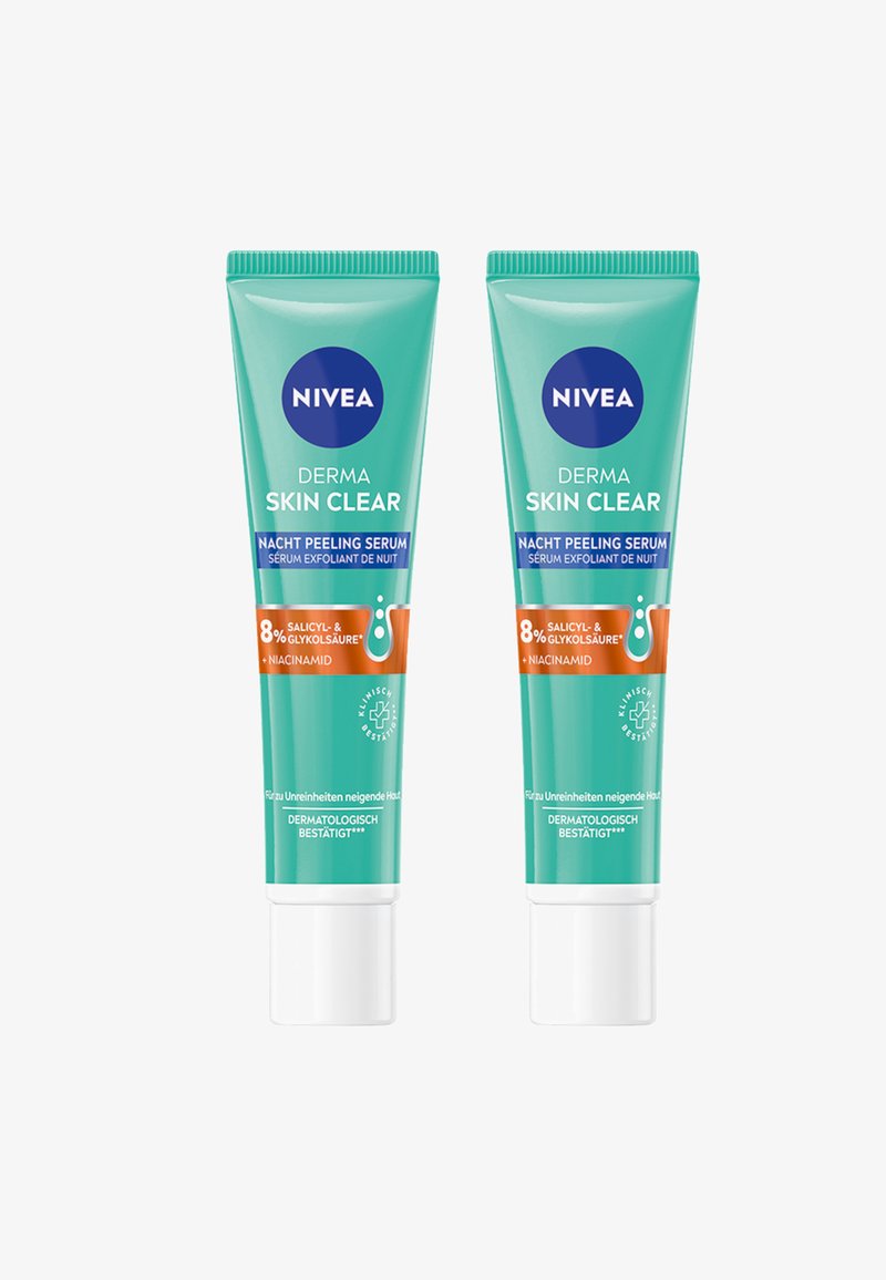 Zwei türkisfarbene Tuben des Nivea Derma Skin Clear Night Peeling Serums mit weißen Kappen und blauen Logos. Der Text hebt Salicylsäure und Niacinamid hervor.