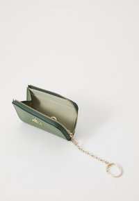 Portafoglio in pelle verde con zip dorata, tracolla a catena e anello per chiavi. Presenta una texture liscia e una tasca interna.