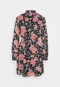 Kukallinen mekko, jossa on musta tausta, eloisat vaaleanpunaiset ja siniset kukat, pitkät hihat, kiristetty vyötärö ja korkea kauluset.