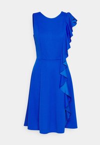 Modré šaty vyrobené z hladkého materiálu, s přiléhavým korzetem, rozšířenou sukní a jedním volánkovým rukávem.