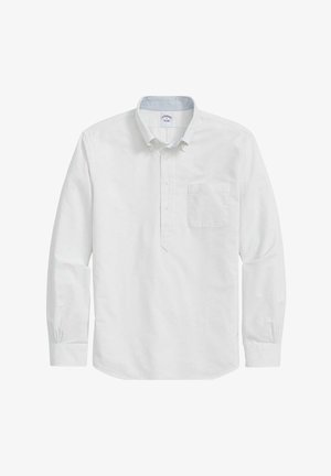 Witte lange mouwen shirt met een button-down kraag, enkele borstzak en contrasterende gestreepte binnenkraag. Glad katoenen textuur.