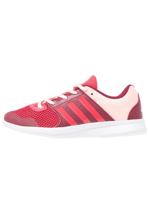 Roter und pinker Sportschuh mit Mesh-Zehenbereich, drei roten Streifen an der Seite, weißen Schnürsenkeln und weißer Sohle, von der Seite betrachtet.