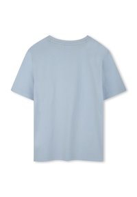 Camiseta de manga corta de color azul claro, fabricada en algodón. Presenta un escote redondo y una textura simple y suave, sin patrones ni adornos.