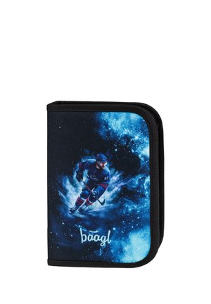 Geschlossene schwarze Reißverschlusstasche mit einem Hockeyspieler in blauer Ausrüstung, der durch ein kosmisches blau-weißes Nebeldesign schlittschuht.