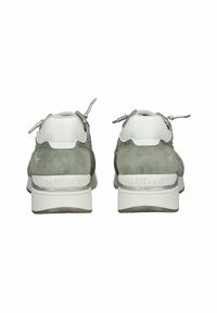 Sneakers in camoscio verde con dettagli in pelle bianca, dotati di suola piatta, punta rotonda e sistema di allacciatura. Logo "MUSTANG" sul tallone.