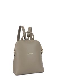 Grijze rugzak van textuurleer met een afgeronde vorm, dubbele handgrepen en verstelbare bandjes. Voorzien van een gouden logo en ritssluiting met decoratieve trekker.