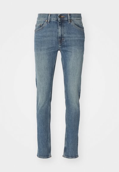 Jeans de ganga azul claros com corte reto, apresentando um fecho de correr, design de cinco bolsos e um leve desbotamento ao longo das pernas.