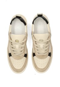 Beige Leder-Sneaker mit Wildlederakzenten, schwarzem Fersen-Detail und perforierter Zehenpartie. Ausgestattet mit beigen Schnürsenkeln und einer strukturierten Oberfläche für besseren Halt.