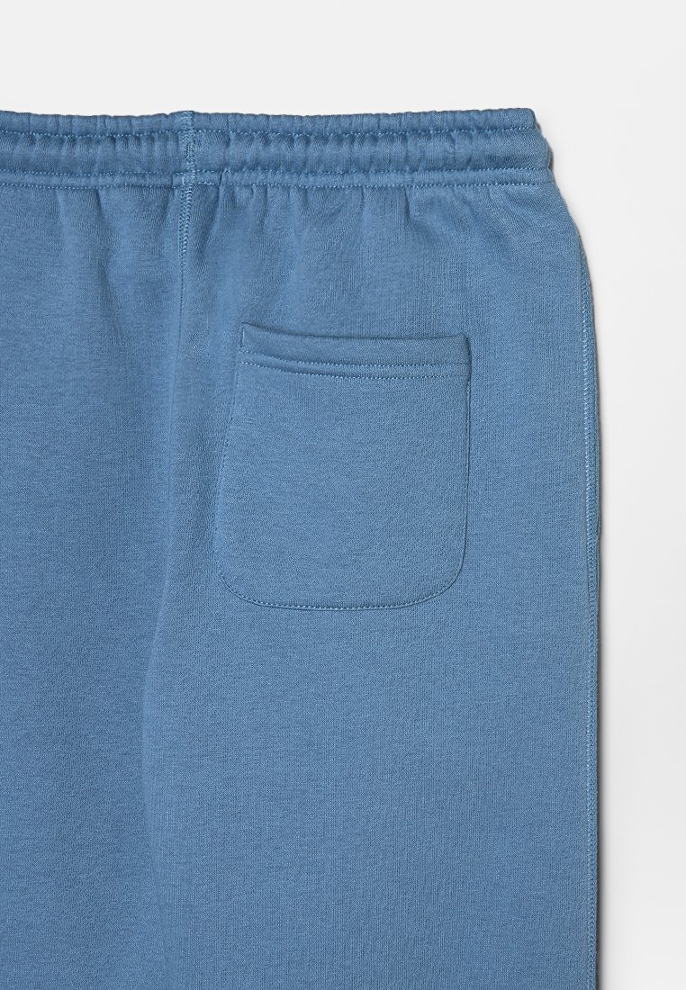 Blauwe sweatpants gemaakt van zachte stof, met een elastische tailleband en een enkele achterzak met een nette stiksel.