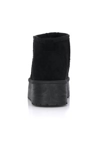 Svart mocka ankelboot med platt sula, texturerad ovandel och elastiska sidor. Har sömdetaljer och en dragtab i bak.