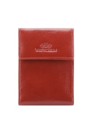 Portefeuille en cuir rouge avec une texture lisse, orientation verticale, design pliable, et logo de la marque en relief sur le devant.