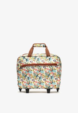 Valise à roulettes avec motif floral multicolore, fermeture éclair et poignée marron, debout sur deux pieds et roues.