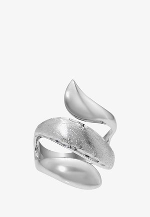 Bague en argent au design organique et fluide. Présente des courbes lisses et polies ainsi qu'une bande centrale texturée avec une finition scintillante.