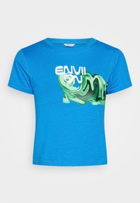 Camiseta corta azul de algodón suave. Presenta un diseño abstracto en verde y negro con el texto "ENVII ON" en fuente blanca en negrita. Mangas cortas.