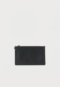 Čierne kožené púzdro s textúrovaným povrchom, obdĺžnikovým tvarom, zapínaním na zips a malým zlatým kovovým detailom.